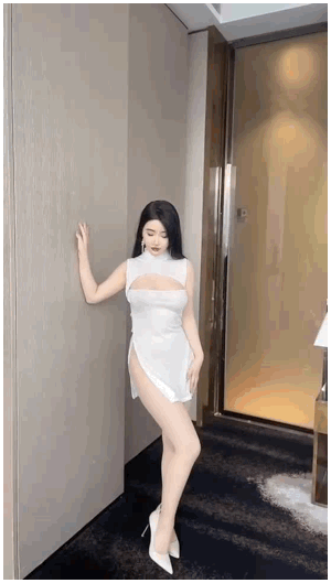 绯月樱白色吊带连衣裙